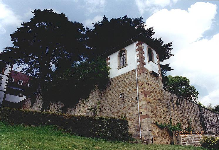 Tour d'angle et terrasse vues de l'ouest.