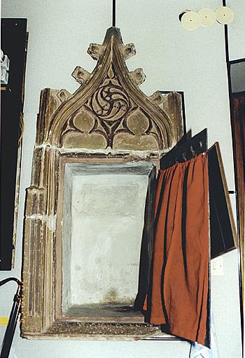 Armoire avec la porte ouverte.