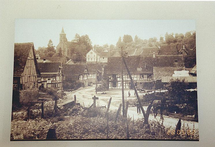 Reproduction d'une photographie ancienne, montrant la partie nord-est du village, vers l'église (musée de Langensoultzbach).