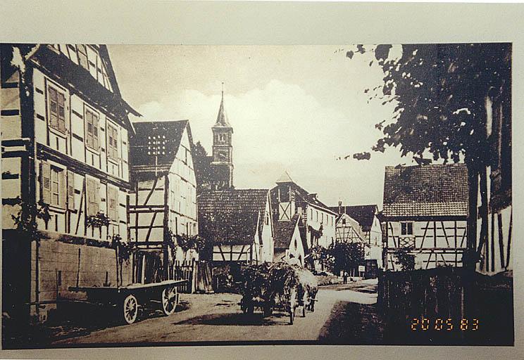 Reproduction d'une photographie ancienne de la rue Principale, vers le nord (musée de Langensoultzbach).