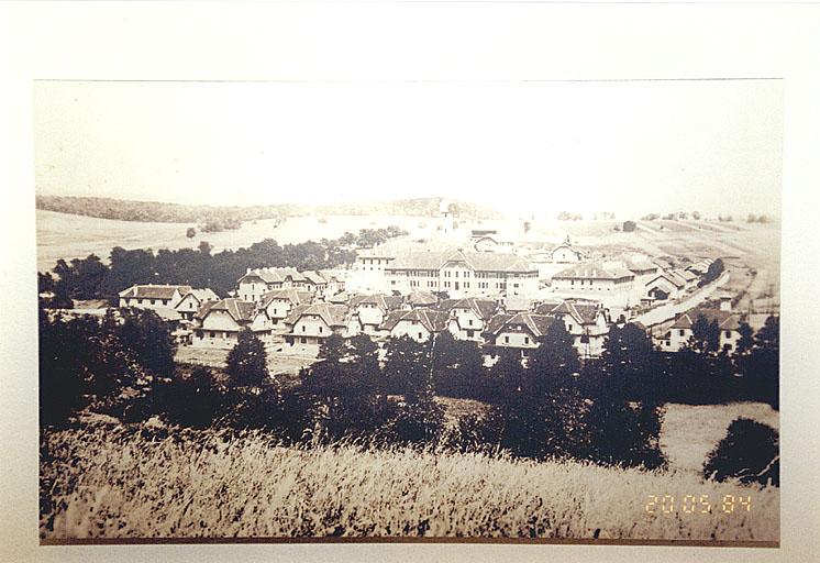 Reproduction d'une photographie montrant l'ensemble de la caserne et de la cité, depuis le sud.