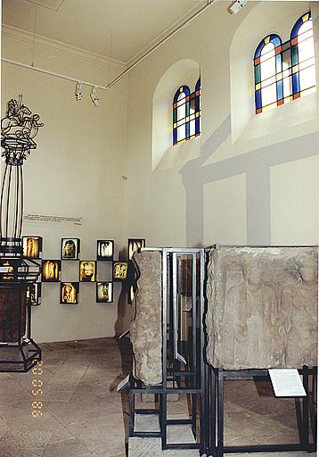 Intérieur de l'ancienne chapelle catholique, abritant l'exposition permanente des stèles gallo-romaines.