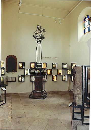 Intérieur de l'ancienne chapelle catholique, abritant l'exposition permanente des stèles gallo-romaines.