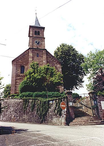 Elévation antérieure de l'église depuis la rue Principale.