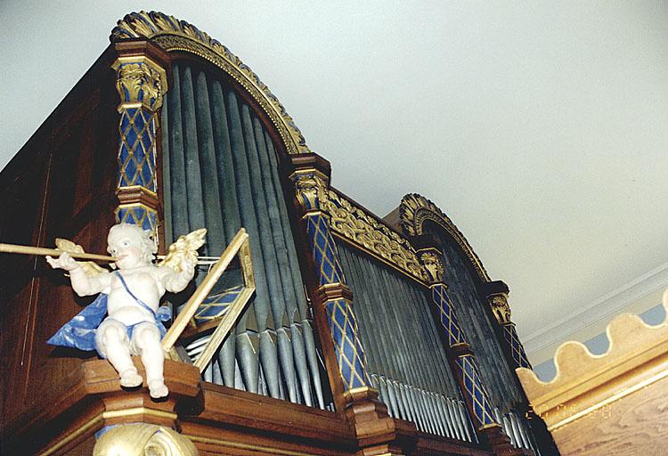 Vue du grand orgue de trois-quarts.