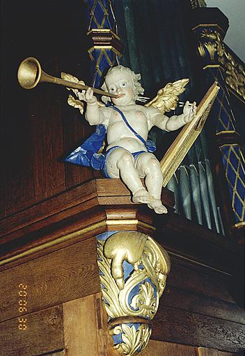 Grand orgue, statuette d'ange soufflant de la trompette à gauche.