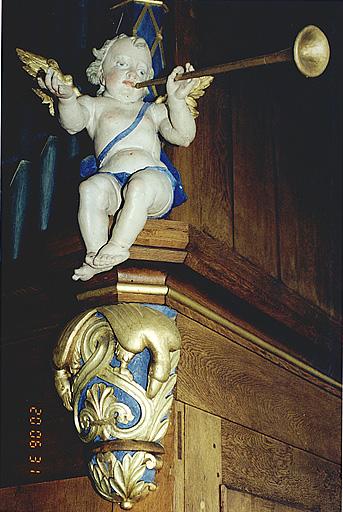 Grand orgue, statuette d'ange jouant de la trompette, à droite.