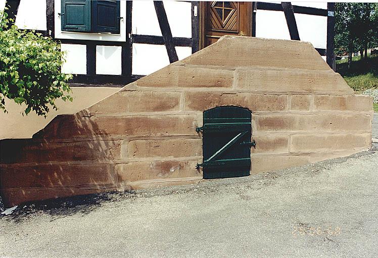 Escalier du moulin portant la date 1808.