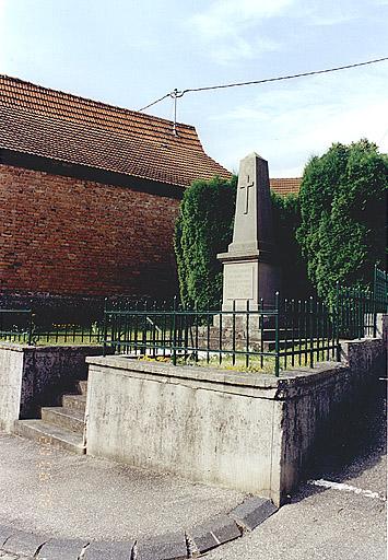 Vue d'un monument aux morts (A), rue Principale, 1937.