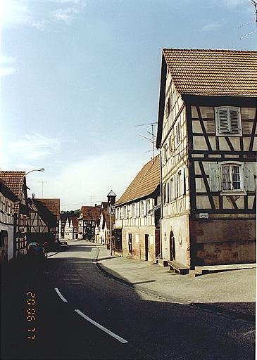 Vue de la rue Principale, vers le sud, à la hauteur du no 79-81.