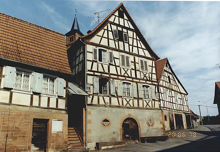 Vue d'ensemble du logis et des dépendances sur la rue.