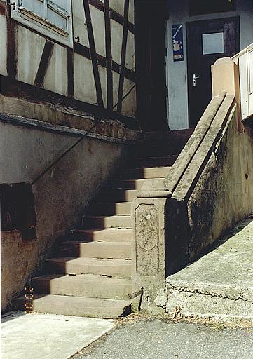 Escalier contre le mur-gouttereau postérieur du logis.