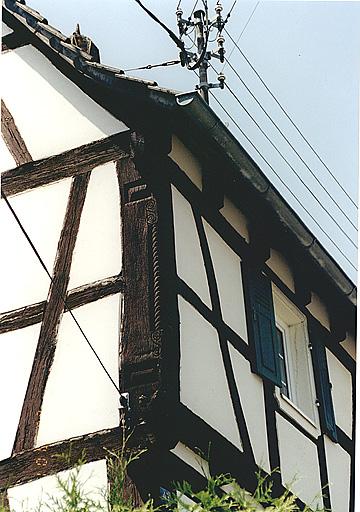 Poteau cornier du logis sculpté d'une torsade.