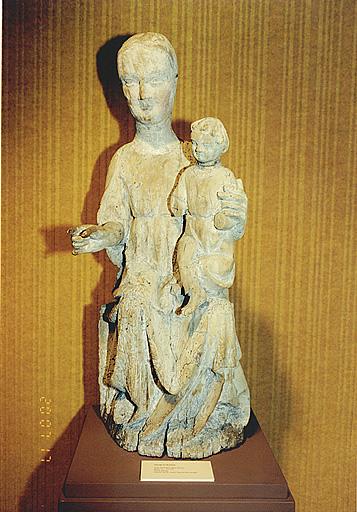 Vue de face de la statue de la Vierge à l'Enfant, provenant de l'abbaye de Biblisheim, déposée au musée de Haguenau (propriété privée).