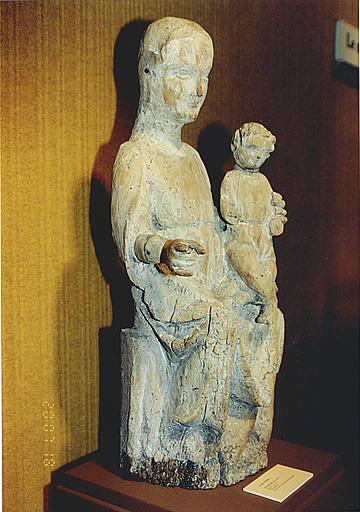 Vue de trois-quarts de la statue de la Vierge à l'Enfant déposée au musée de Haguenau.