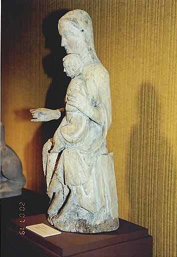 Vue de trois-quarts de la statue de la Vierge à l'Enfant déposée au musée de Haguenau.
