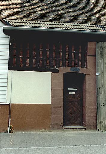 Hinterfeld, vue de la ferme 25, rue Principale : porte piétonne datée 1836.