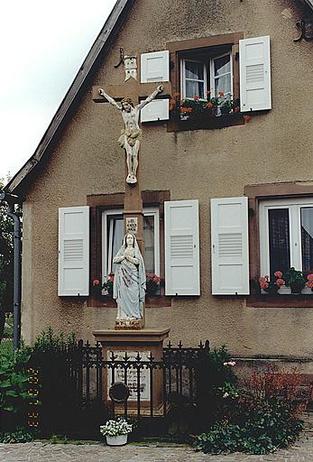 Hinterfeld, vue de la croix de chemin (B), rue Principale.