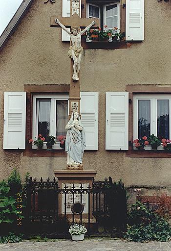 Hinterfeld, vue de la croix de chemin (B), rue Principale.