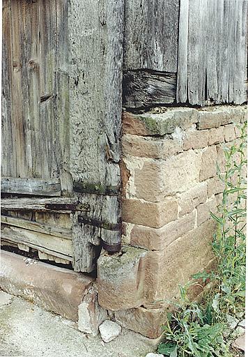 Vue de la ferme, 5 rue des Frères, détail de la porte de la grange.