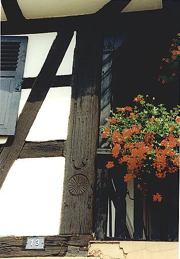 Vue de la ferme, 13 rue des Frères, poteau cornier sculpté, 1830.