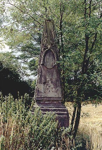 Vue du monument commémoratif (D).