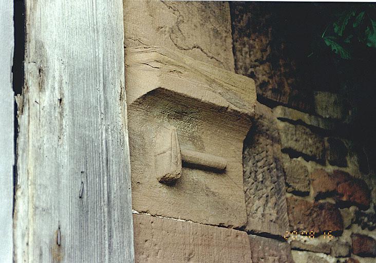 Hinterfeld, vue de la ferme 5, rue Principale, emblème sculpté sur la porte de la grange : marteau.