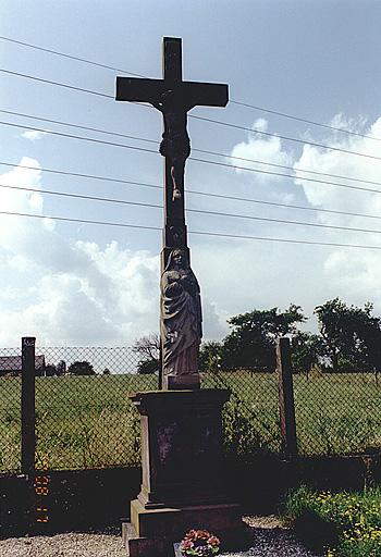 Hinterfeld, vue de la croix de cimetière (F).