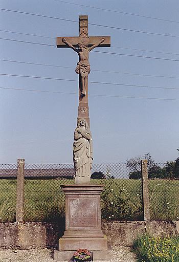 Hinterfeld, vue de la croix de cimetière (F),