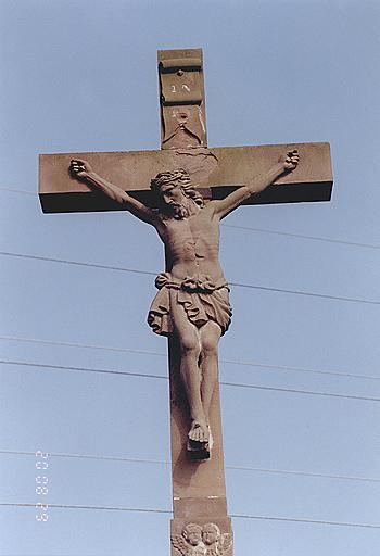 Hinterfeld, croix de cimetière (F), détail du Christ.