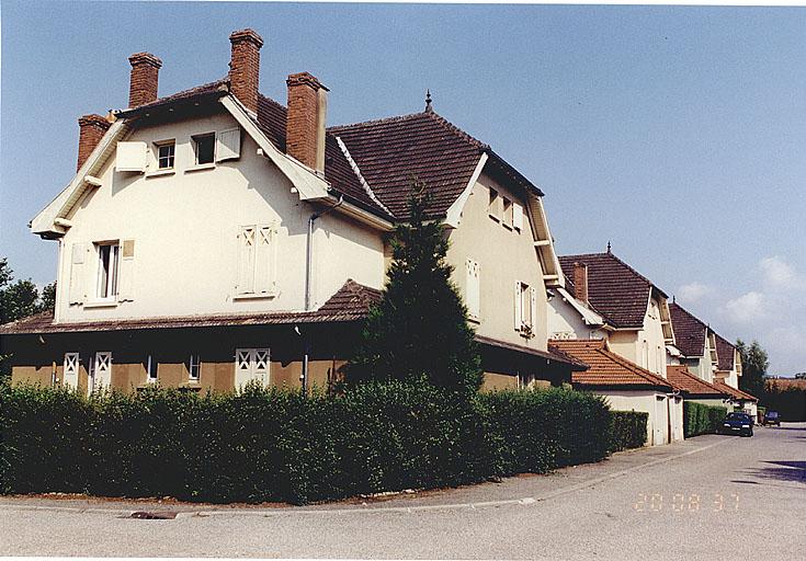 Cité des officiers, rue des Acacias.