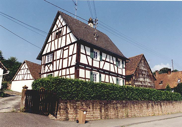 Vu du logis et de la grange à droite depuis la rue.