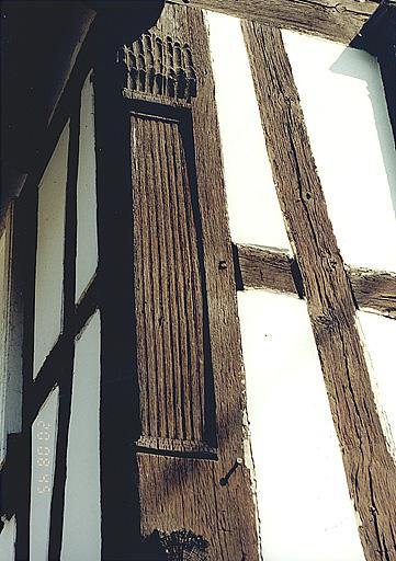 Poteau cornier du logis cannelé.