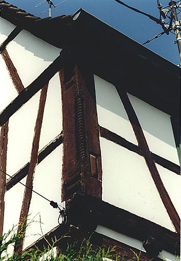 Poteau cornier du logis sculpté d'une torsade.