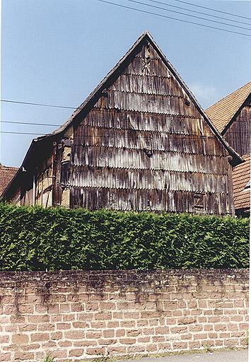 Mur-pignon essenté de la grange.