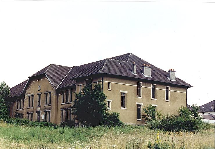 Bâtiment central de la caserne, vu du sud-est.