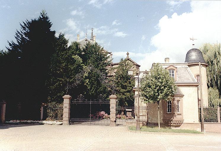 Vue de l'entrée du château depuis la rue.