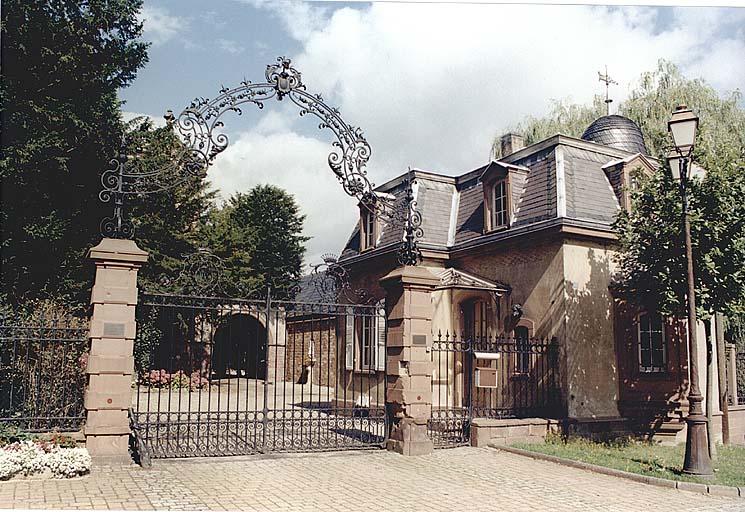 Vue de la loge du portier et de la porte cochère.