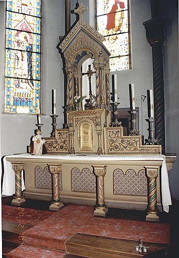 Vue d'un maître-autel et du tabernacle.