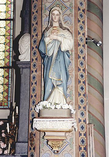 Vue d'une statue : Vierge du Sacré Coeur.