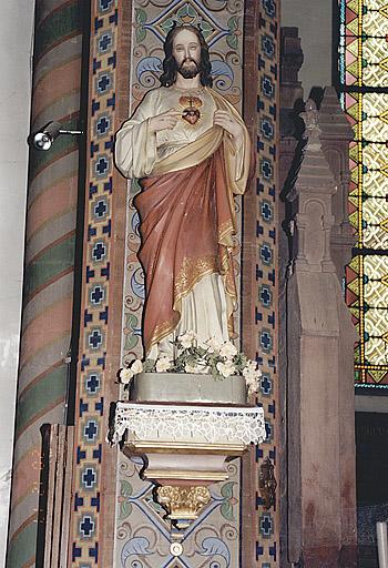 Vue d'une statue : Sacré Coeur de Jésus.