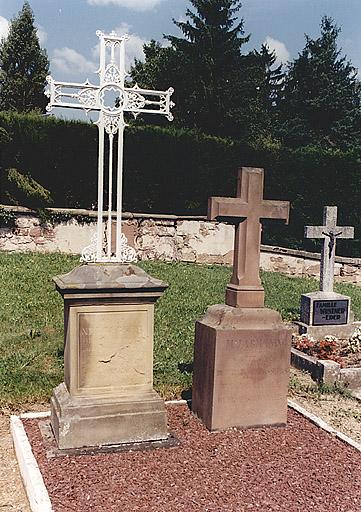Vue des tombeaux du Capitaine du 13e Bataillon de chasseurs français J. Armand et du Lieutenant du 7e Régiment d'Infanterie bavarois Jacob Neuberger, tués le 6 août 1870.