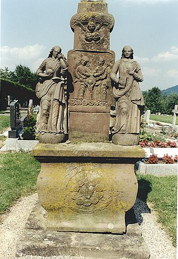 Détail des statues de saint Jean et de sainte Madeleine. Jésus et ses parents sur le socle de la croix.