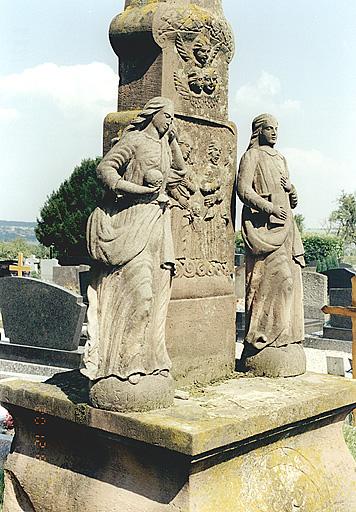 Statues de sainte Madeleine et de saint Jean, vues de trois-quarts.