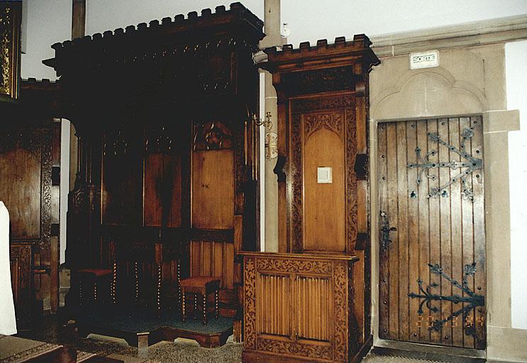 Stalle et prie-Dieu, crédence, tabourets d'officiant et lambris.