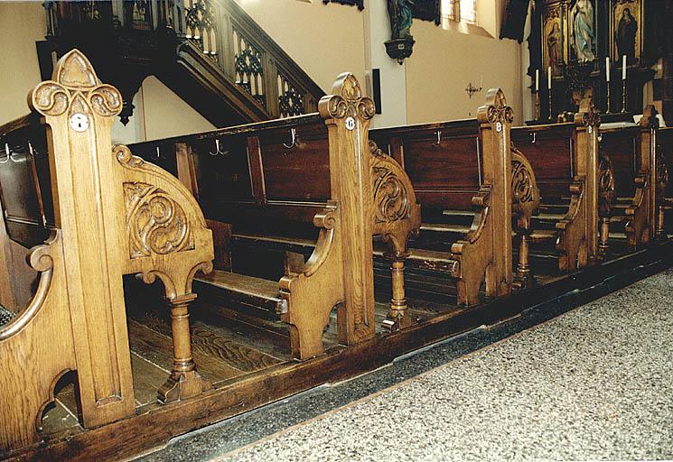 Vue des bancs d'église.