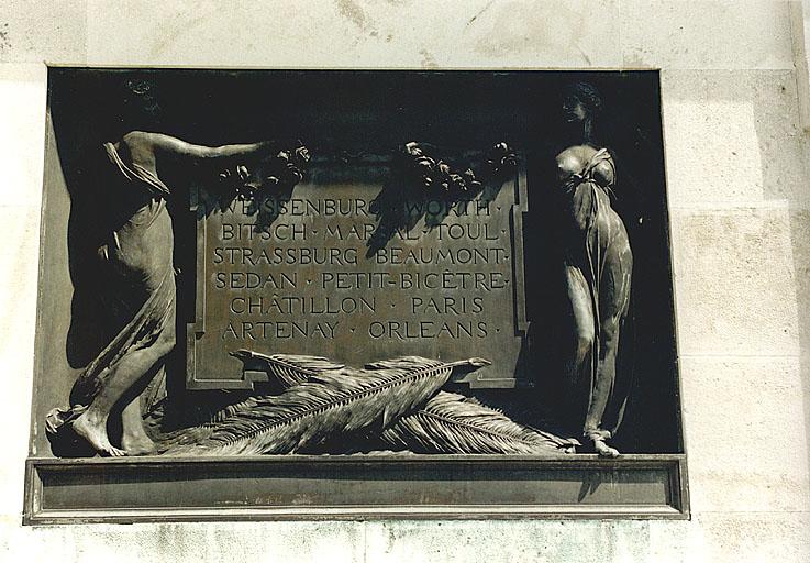 Détail d'une plaque commémorative sur la face antérieure.