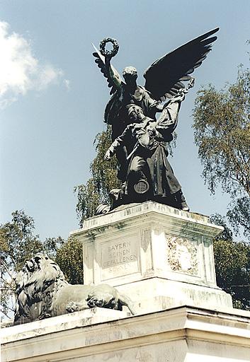 Groupe sculpté d'un soldat couronné de laurier par l'ange de la Victoire.