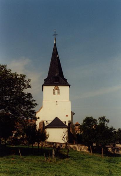 La tour et la sacristie vues de l'est.