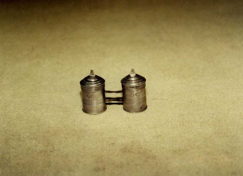 Ampoules aux saintes huiles, orfèvre anonyme, entre 1819 et 1838.